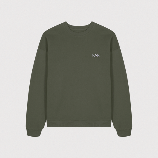 Sweat-shirt pour homme de la marque IVZBL, couleur khaki. Ce modèle présente une broderie blanche du logo IVZBL sur la poitrine, ajoutant une touche de contraste élégante et discrète. Avec sa coupe légèrement oversize et son tissu doux et confortable, ce sweat est conçu pour un look casual tout en restant moderne